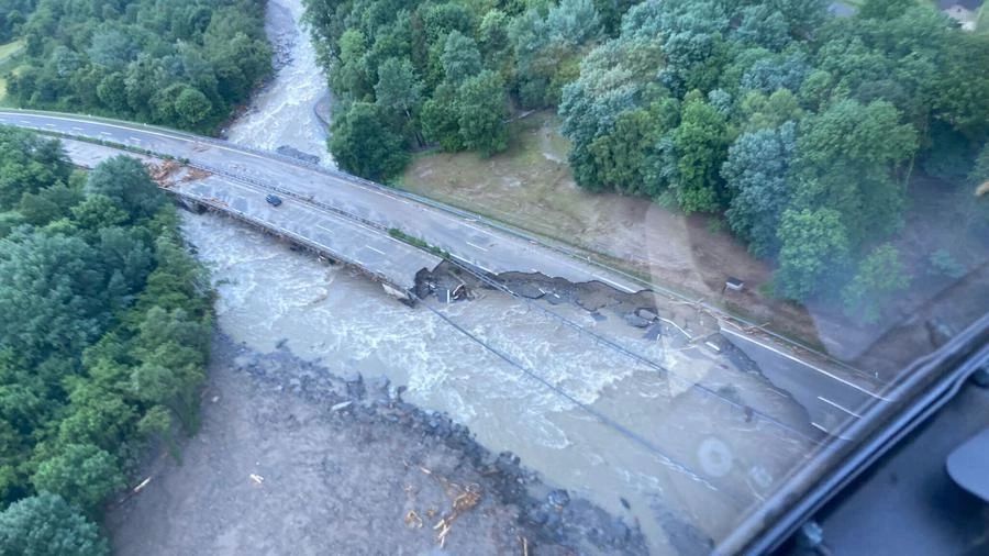 Zerstörte Strasse A13