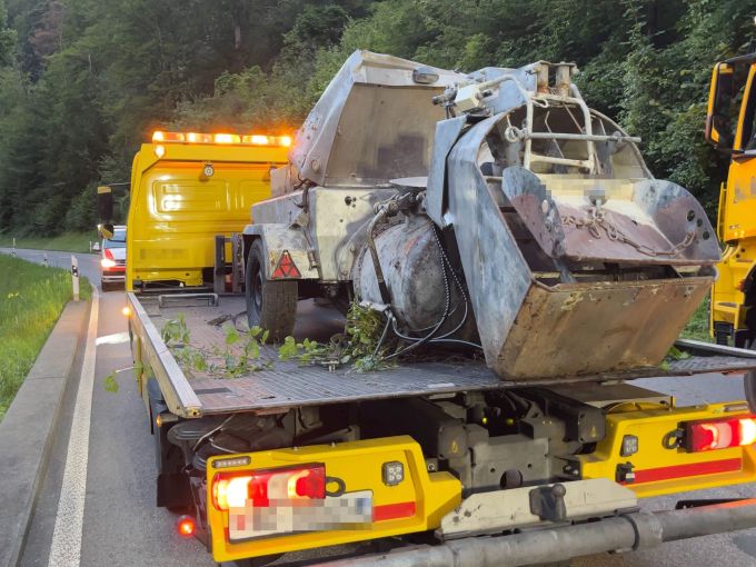 Während der Bergung musste die Hauensteinstrasse gesperrt werden. Bergung von Anhänger