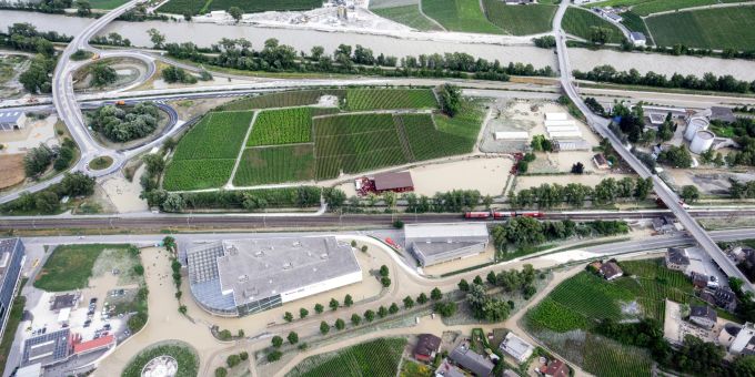Die Rhone tritt nach den Unwettern, die grosse Überschwemmungen verursacht haben, in Sierre, Kanton Wallis, Schweiz, 30. Juni 2024, über die Ufer. Rhone Überschwemmungen