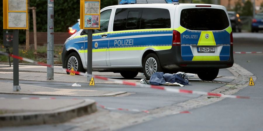 Am S-Bahnhof in Lauf an der Pegnitz nahe Nürnberg soll ein 34-Jähriger auf Bundespolizisten mit einem Messer losgegangen sein.