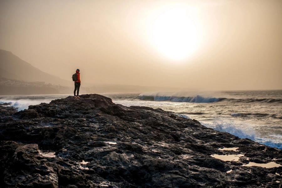 frau steht allein am meer, licht