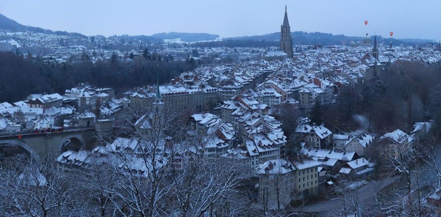 In der Nacht auf Freitag wurde die Stadt Bern vom Schnee weiss gepudert.