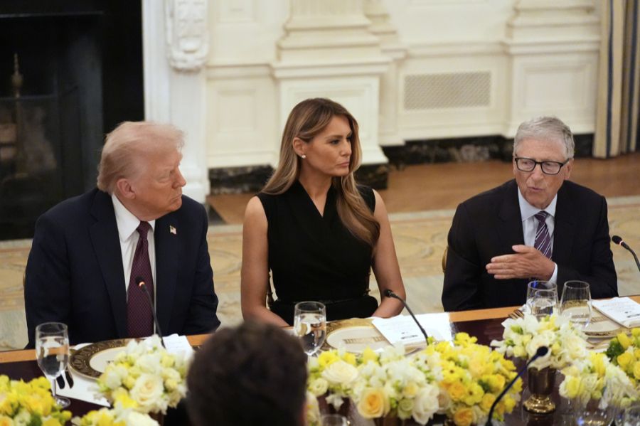 US-Präsident Donald Trump (l) strich USAID Gelder. Bill Gates (r) passt das gar nicht.