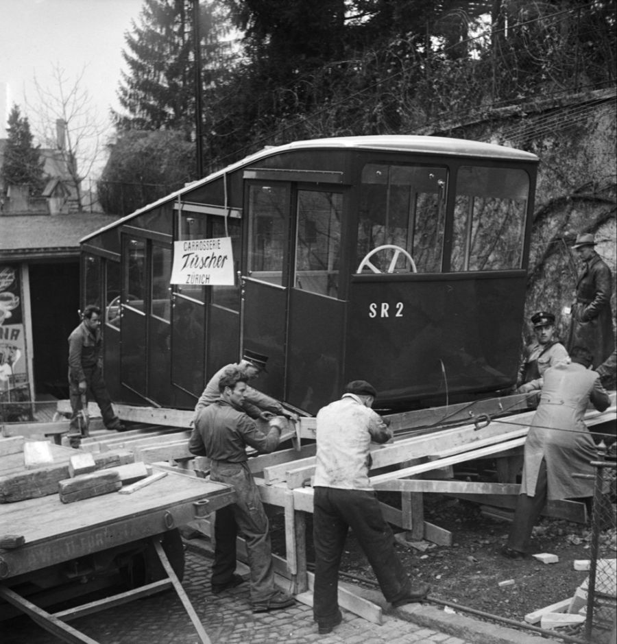 Seit 1901 ist die Seilbahn in Betrieb. Hier wurden 1951 die Wagen ausgetauscht.