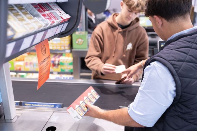 Jugendlicher kauft Tabak