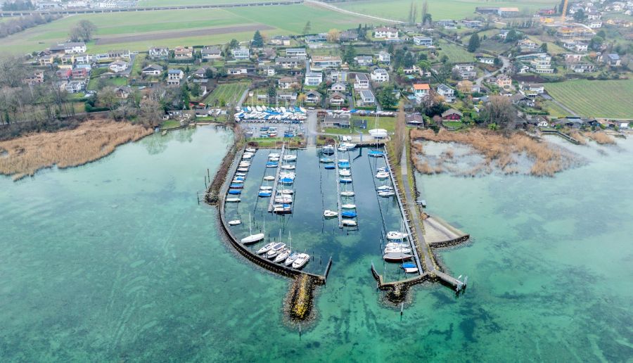 Genauer: Der Rekord-Wels wurde vor der Küste von Bevaix NE gefangen. Hier im Bild der Hafen von Bevaix.