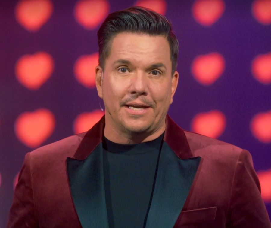 ... Sven Epiney im ESC-Vorprogramm im Studio ...