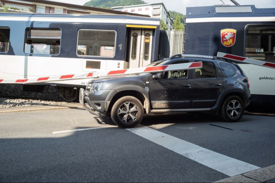 Da Autos dann feststecken, führt das zu Kollisionen mit heranfahrenden Zügen.