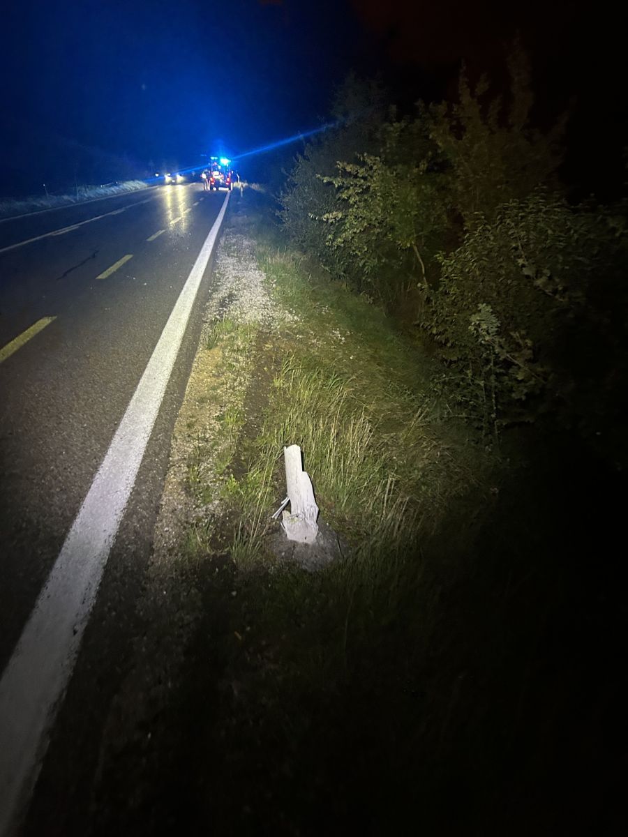 Das Auto kam von der Fahrbahn ab.