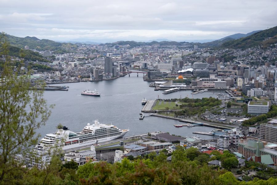 Nagasaki ist eine japanische Stadt an der nordwestlichen Küste der Insel Kyushu.