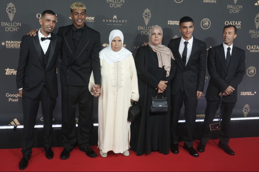 Lamine Yamal (2.v.l.) wird beim Ballon d'Or Zweiter. Sein Papa Mounir Nasraoui (l.) wittert einen Skandal.