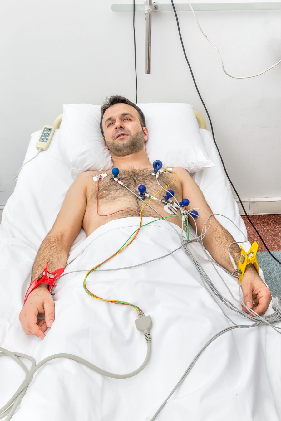 Ein herkömmliches EKG: Am Patienten werden multiple Dioden angebracht. (Symbolbild)