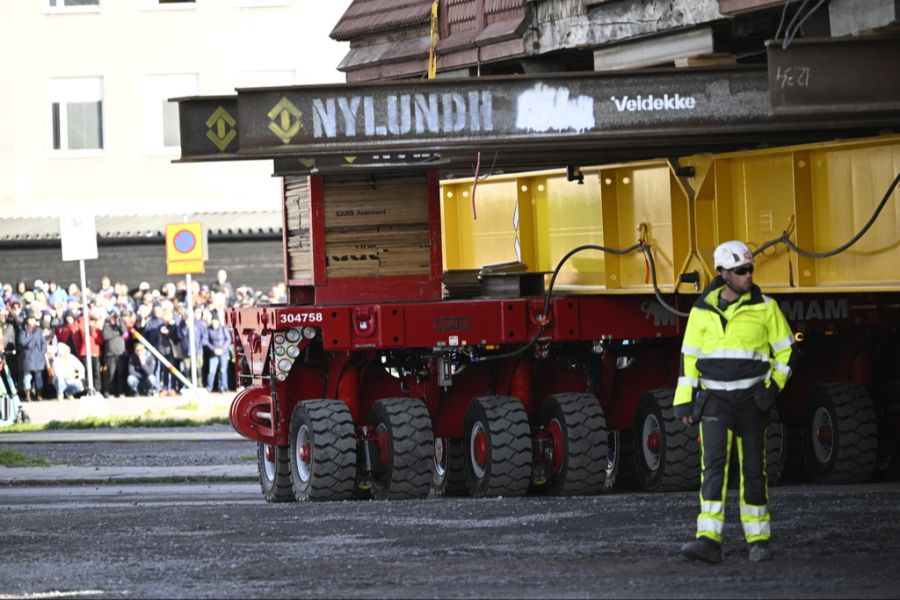 Die Kirche von Kiruna wird auf 224 Rädern transportiert.