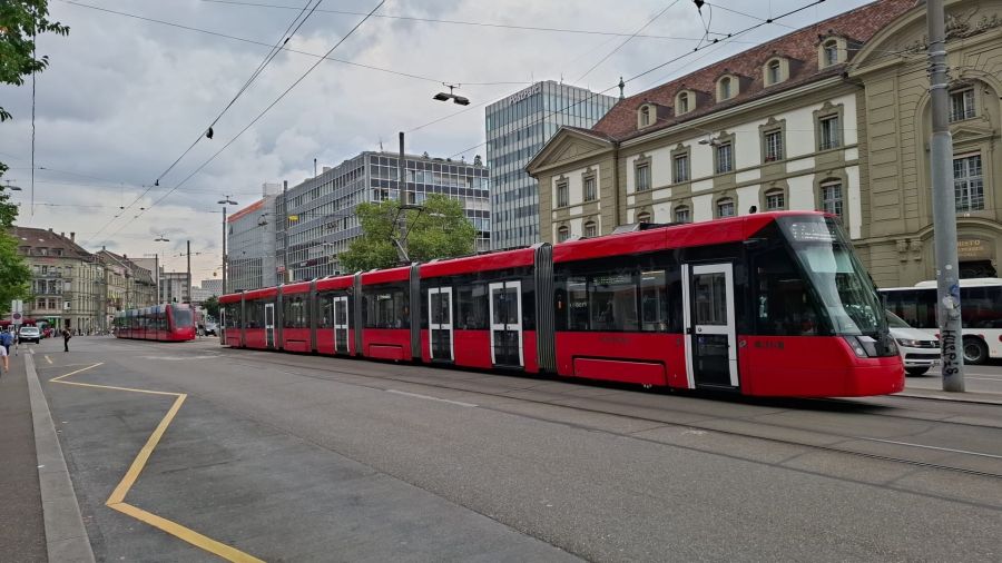 Die Trams müssen vor dem Hauptbahnhof Bern derzeit warten.