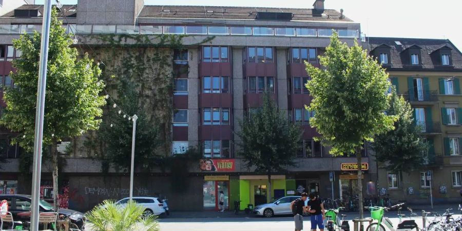 Fassade Gebäude Strasse Fussgänger