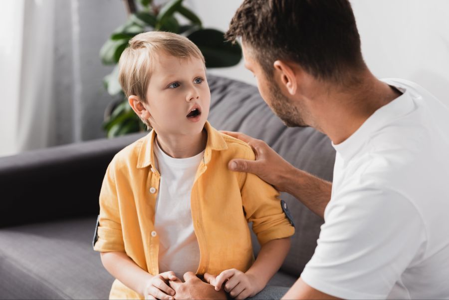 Junge spricht mit Vater