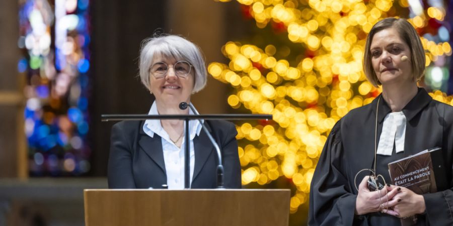 Bundesrätin Elisabeth Baume-Schneider (links) nahm am Sonntag an einem Weihnachtsgottesdienst in der Kathedrale von Lausanne teil. Während der Liturgie tauschte sie sich mit der Pfarr...