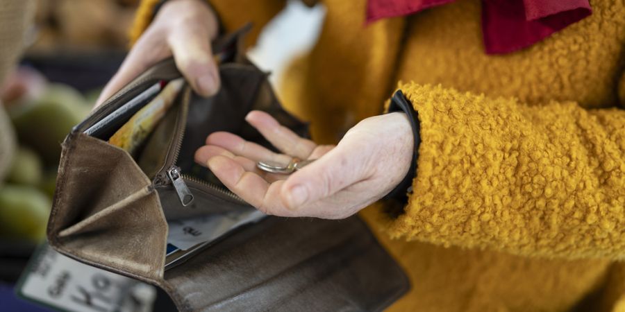 Seniorin Portemonnaie Franken Pensionskasse