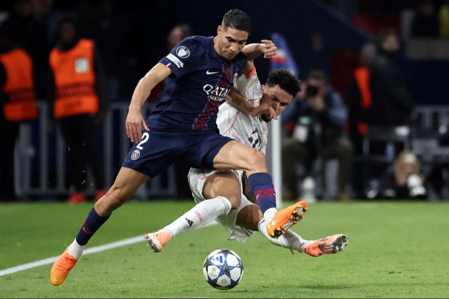 Luis Díaz grätscht Achraf Hakimi auf Höhe der Mittellinie von hinten um – der PSG-Verteidiger bleibt schreiend am Boden liegen.