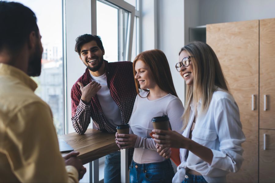 Lachende Menschen, zwei Frauen und zwei Männer