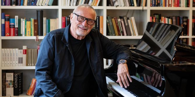 Konstantin Wecker Klavier Bücherregale