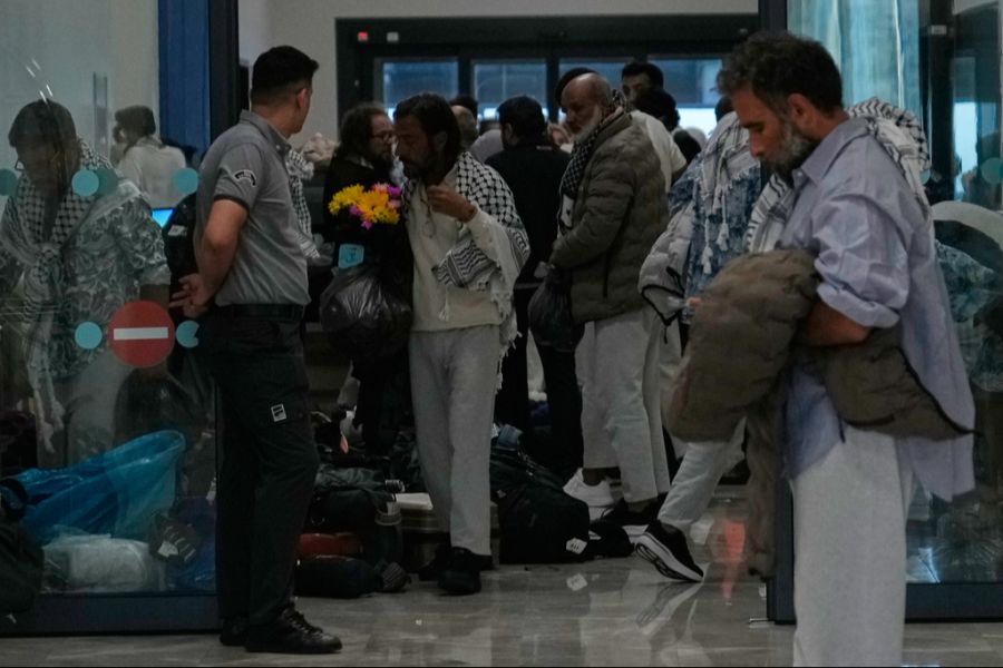 Gaza-Aktivistinnen und -Aktivisten bei der Ankunft am Flughafen in Istanbul.