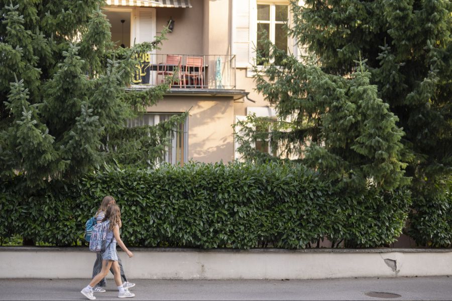 Schülerinnen Schule Laubegg Schulweg