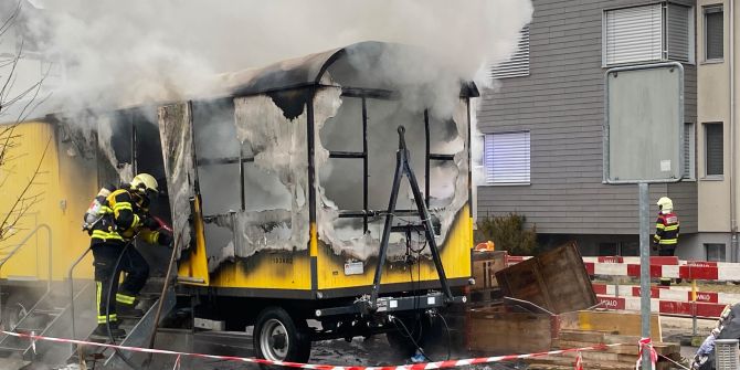 Baustellenwagen in Brand