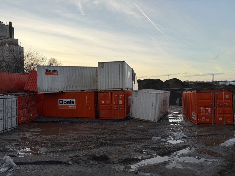 Die zum Schutz aufgestellten Container liegen quer verteilt und zerdrückt herum.