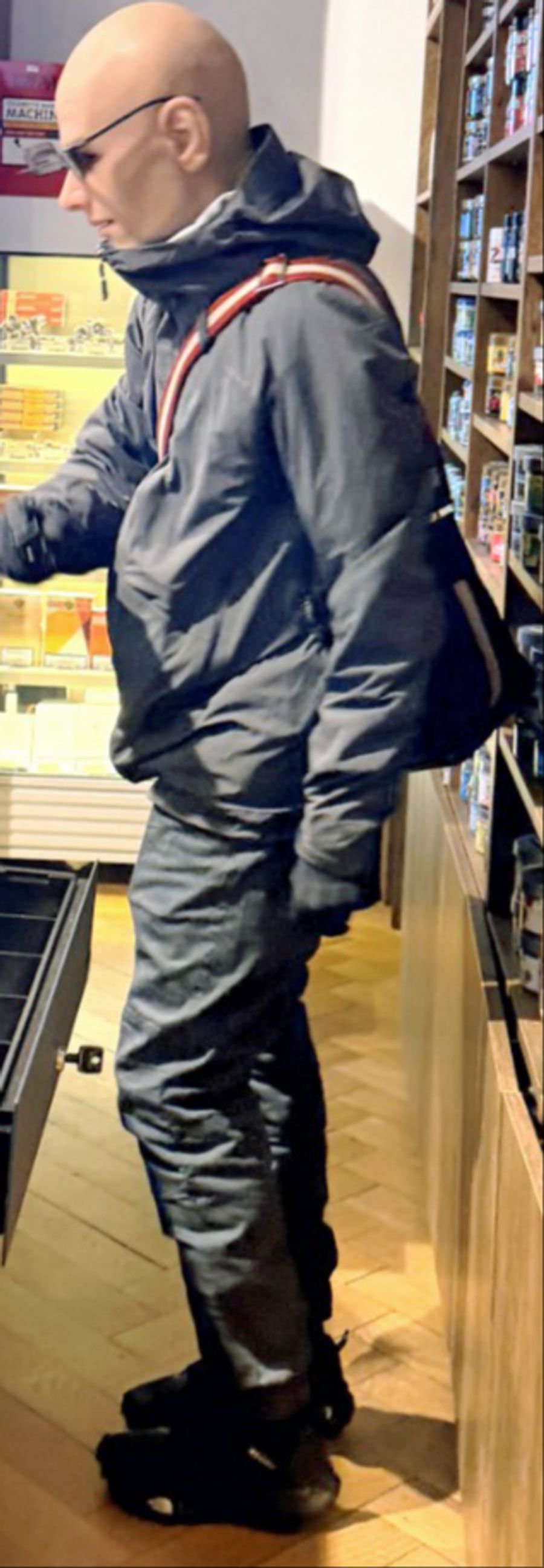 Der Täter trug eine Gummimaske, die wie ein glatzköpfiger Mann aussah.