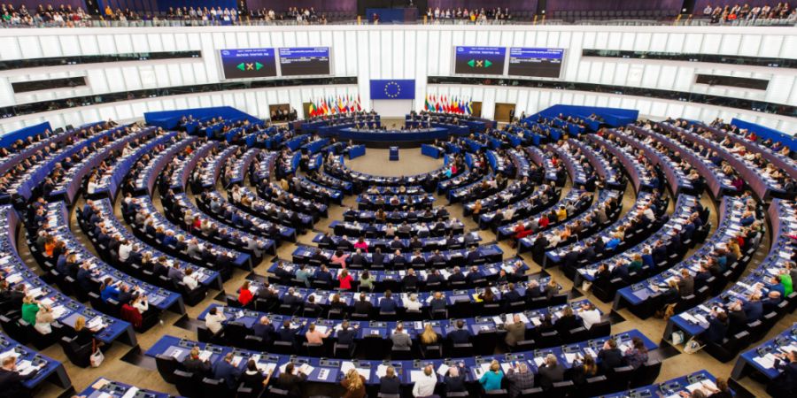 ARCHIV - Abgeordnete des Europäischen Parlaments sitzen im Plenarsaal des Europäischen Parlaments (Archivbild). Foto: Philipp von Ditfurth/dpa