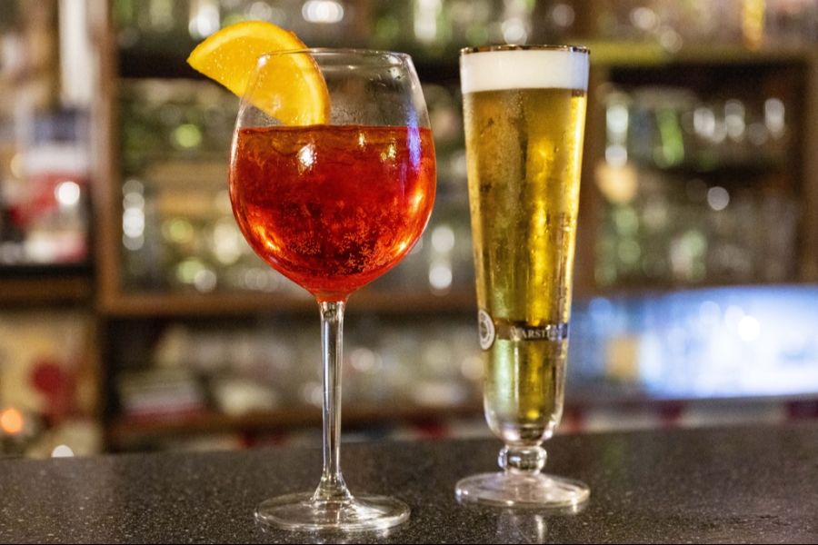 Vor allem für Jugendliche und ehemalige Suchtkranke sind alkoholähnliche Getränke ein Problem.