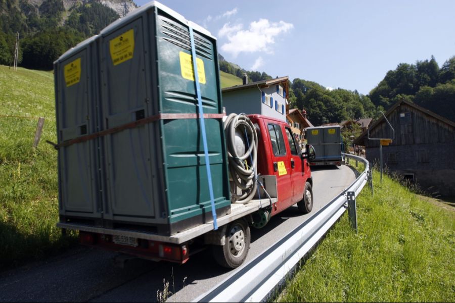 Das Dorf ist eher abgeschieden und sowohl via Strasse als auch ÖV nur über die Urner Gemeinde Sisikon zu erreichen.
