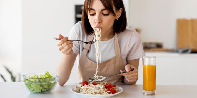 Frau isst Spaghetti