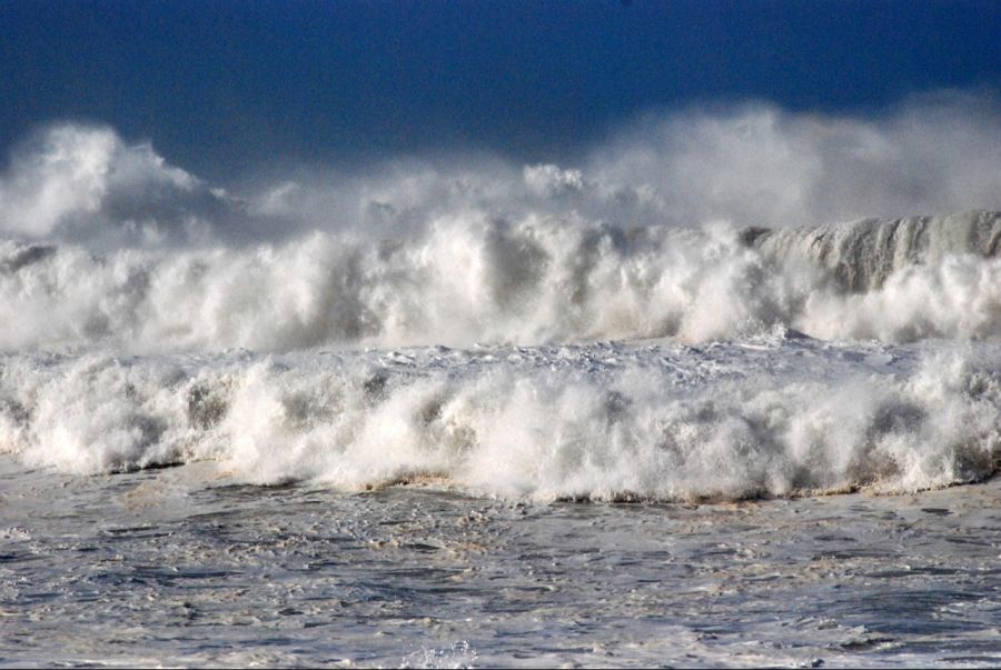 Der Strand Nazaré ist Portugal ist bekannt für seine grossen Wellen.