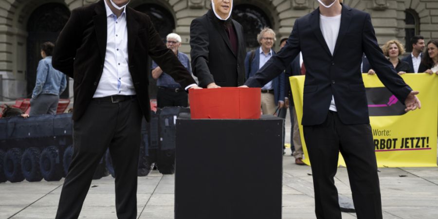 Eine Fotoaktion des Initiativkomitees der Atomwaffenverbotsinitiative im Juli 2024 auf dem Bundesplatz in Bern. (Archivbild)