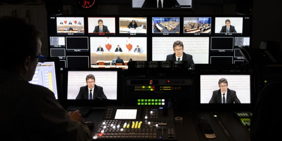 Bundesrat Albert Rösti (SVP) erscheint auf Bildschirmen im Regieraum des Schweizer Fernsehens SRF an einer Medienkonferenz über die SRG-Initiative. (Archivbild)