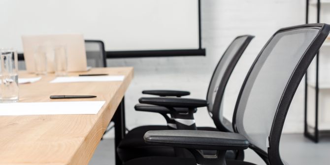 Sitzungsraum Stühle Tisch Gemeinderat