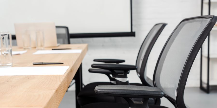 Sitzungsraum Stühle Tisch Gemeinderat