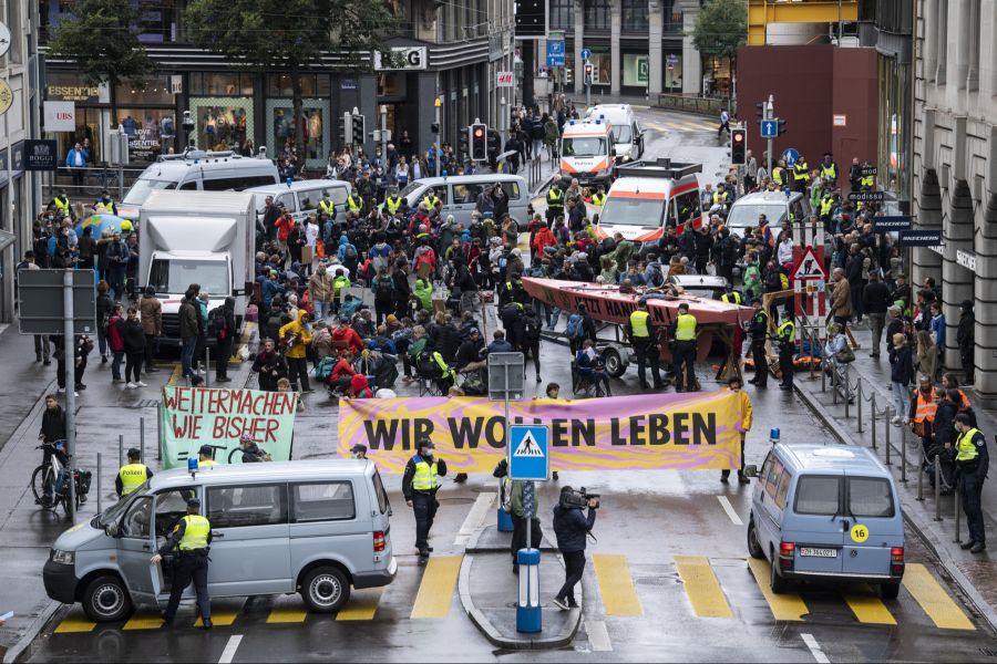 Mitglieder der Gruppe Extinction Rebellion blockierten im Herbst 2021 den Verkehr in der Zürcher Innenstadt.