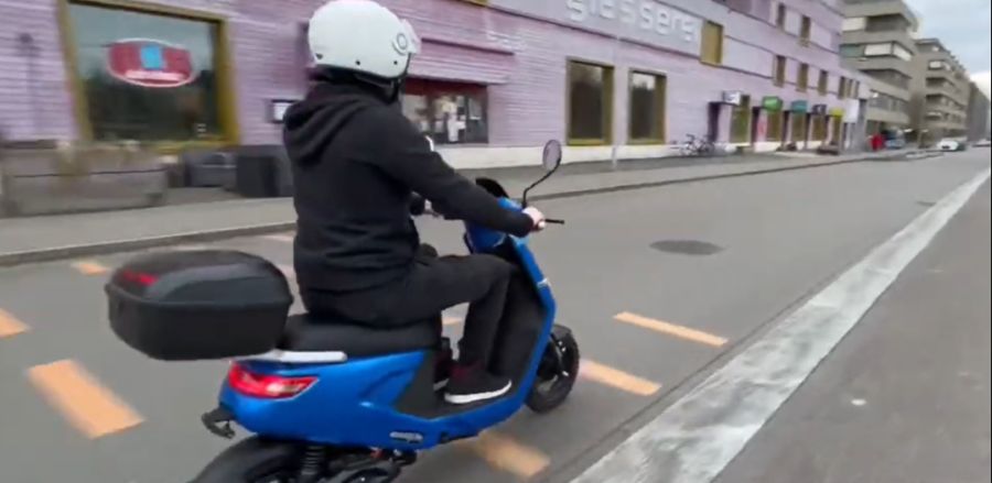 «E-Roller sind für Fussgängerinnen und -gänger nicht unproblematisch», sagt Pascal Regli, Geschäftsleiter von Fussverkehr Schweiz.