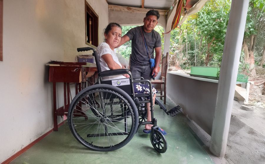 Auch Ana María hat nach ihrer Amputation gelernt, sich mit dem Rollstuhl frei zu bewegen.