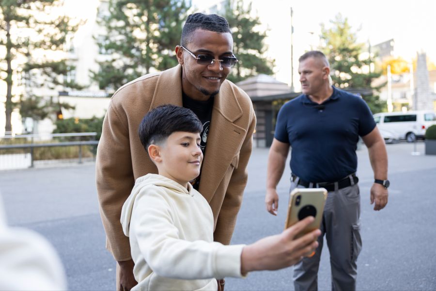 Manuel Akanji trifft beim Zusammenzug der Schweizer Nati in Lausanne ein.