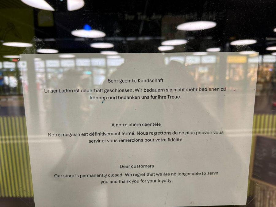 Ein Schild der Tekoe-Filiale im Hauptbahnhof Bern informiert über die Schliessung.
