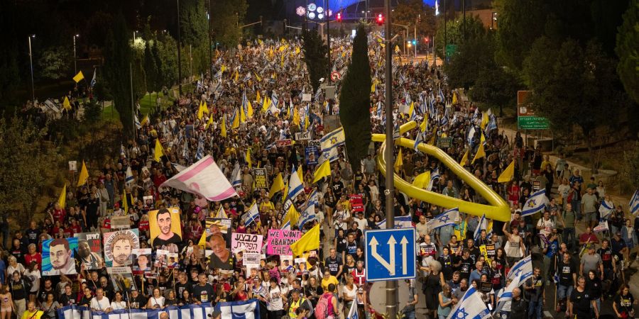 Zigtausende Demonstranten in Jerusalem forderten ein Abkommen zur Beendigung des Krieges.