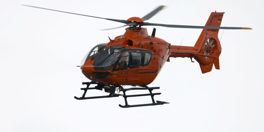 Auch zwei Rettungshubschrauber waren an der Unfallstelle im Einsatz. (Symbolbild)