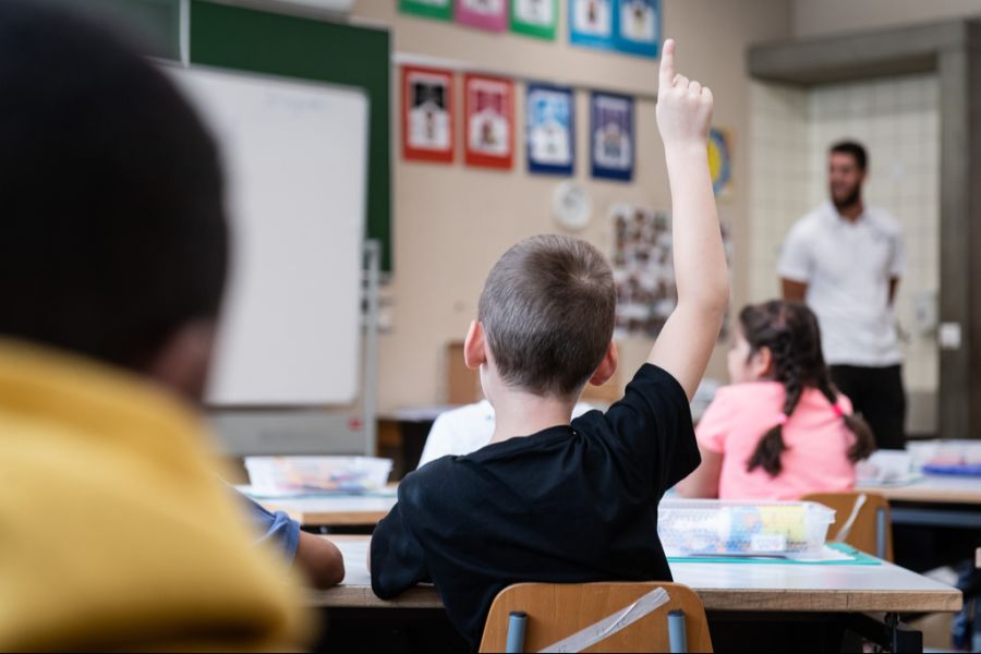 Zürcher Schülerinnen und Schüler sollen in der Primarschule bald kein Französischunterricht mehr haben. (Symbolbild)