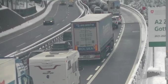Am Gotthard-Nordportal hat sich eine lange Autoschlange gebildet. Stau Gotthard