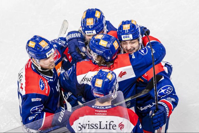 Justin Sigrist (rechts) darf sich feiern lassen. ZSC