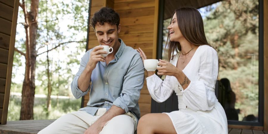 Pärchen Veranda Kaffeetassen Sommerkleid